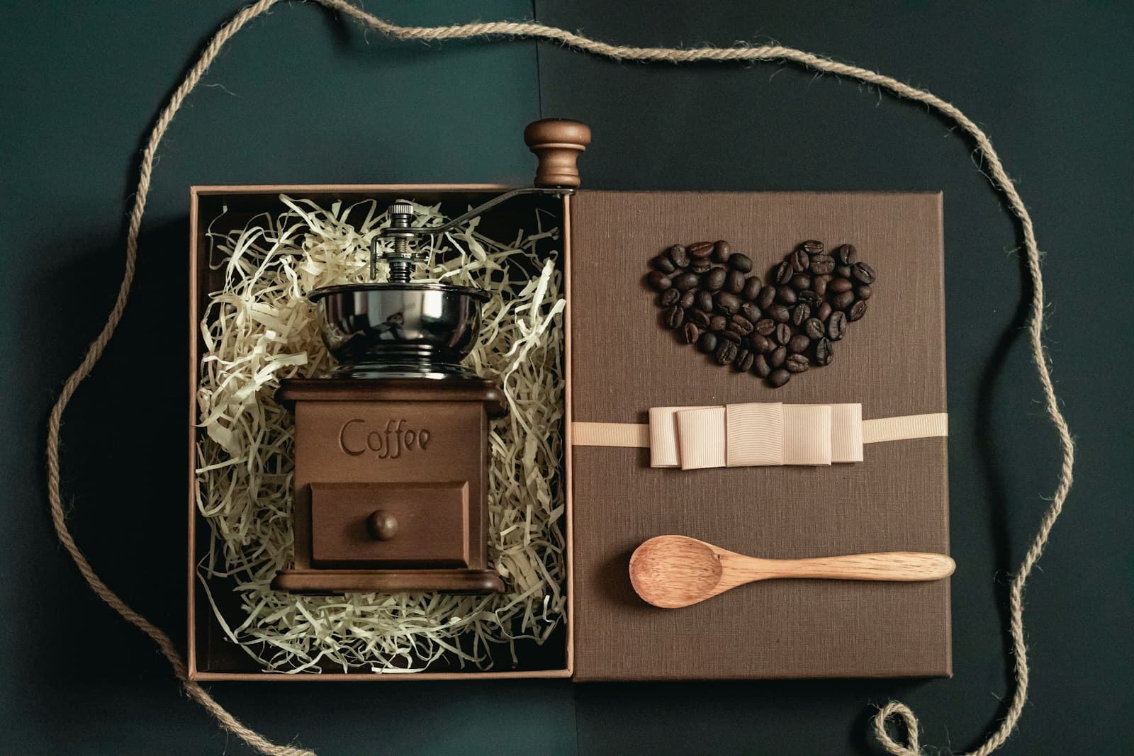 A coffee grinder presented in a simple cardboard box